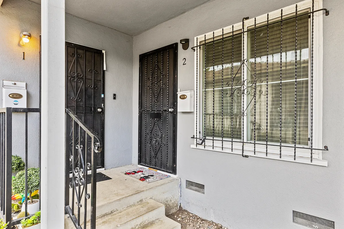 Building Photo - 9813 S Van Ness Ave #2