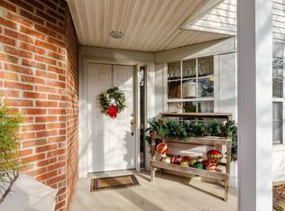 103 N Woodbury Ln, Lake Bluff, IL 60044