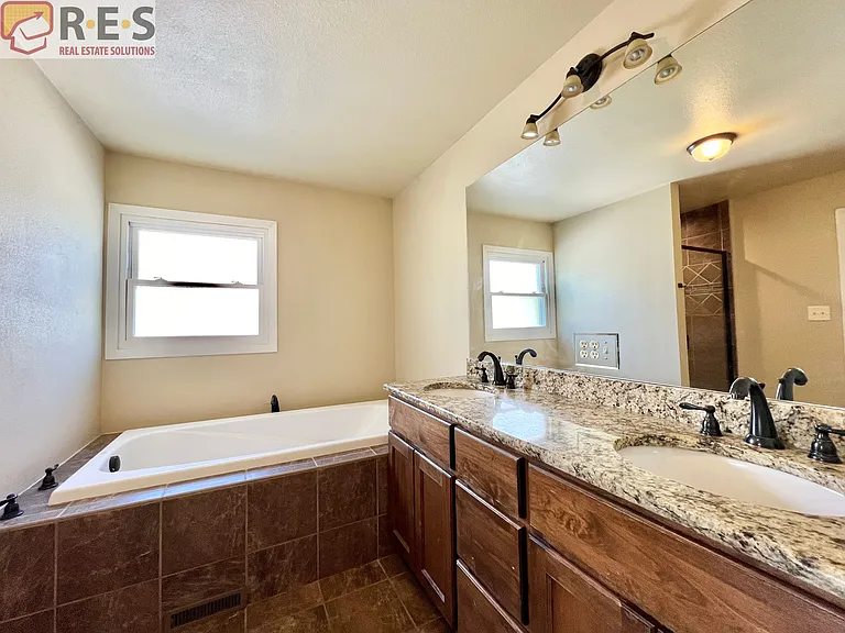 2739 Straus Ln — Photo 10