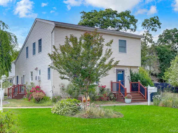 301 Oak Neck Road, West Islip, NY 11795