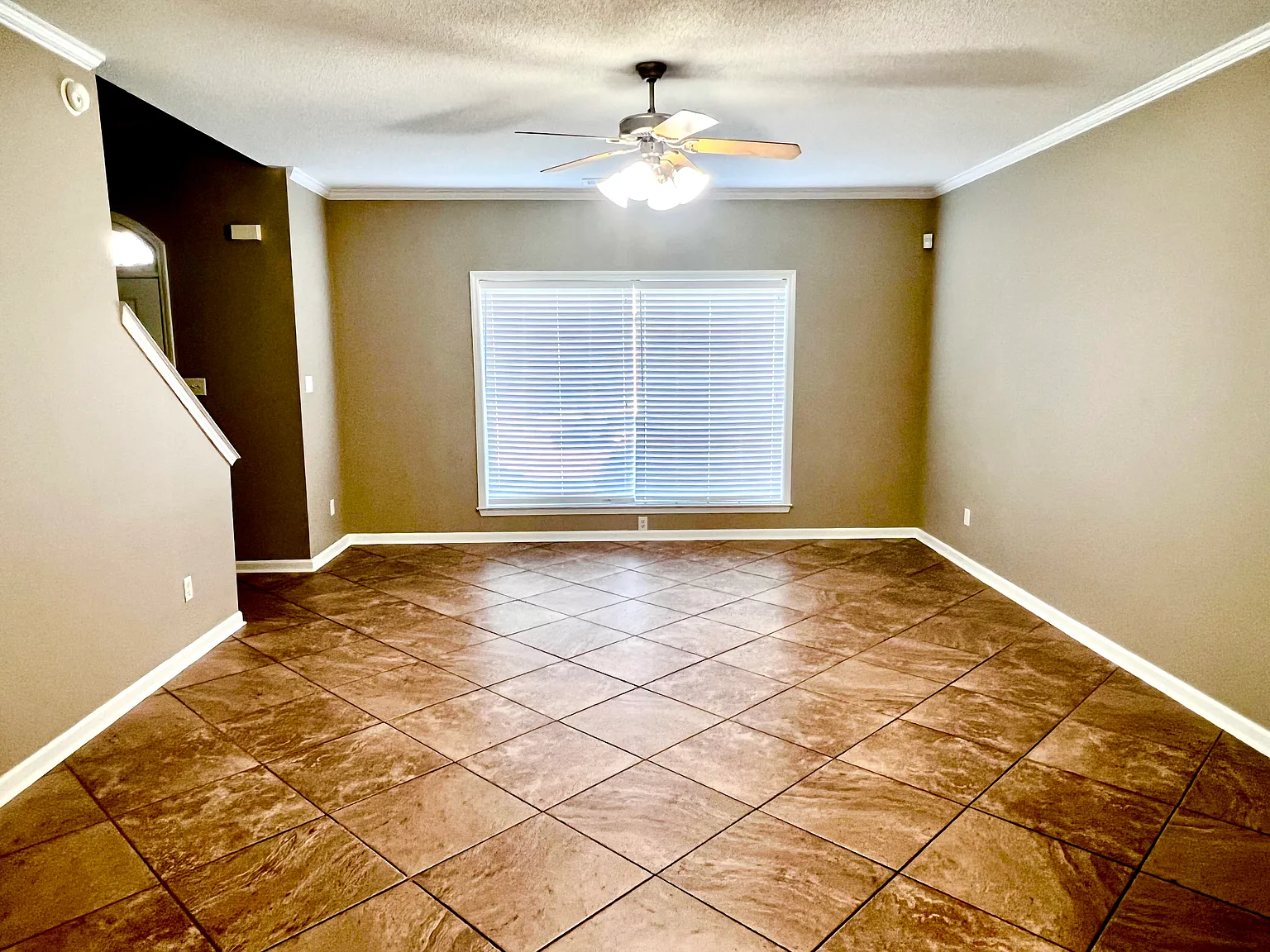 3 bed, 2.5 bath, 2054 sqft, $2,000 — Photo 2