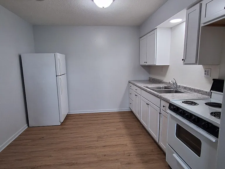 600 E 6th St #7 — Photo 3