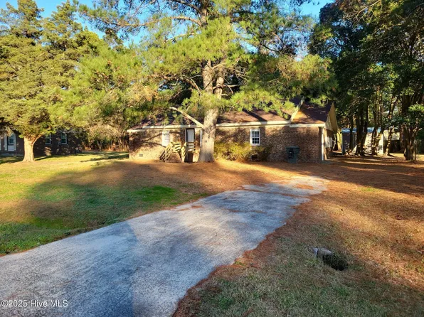 557 Circle Dr, Greenville, NC 27858