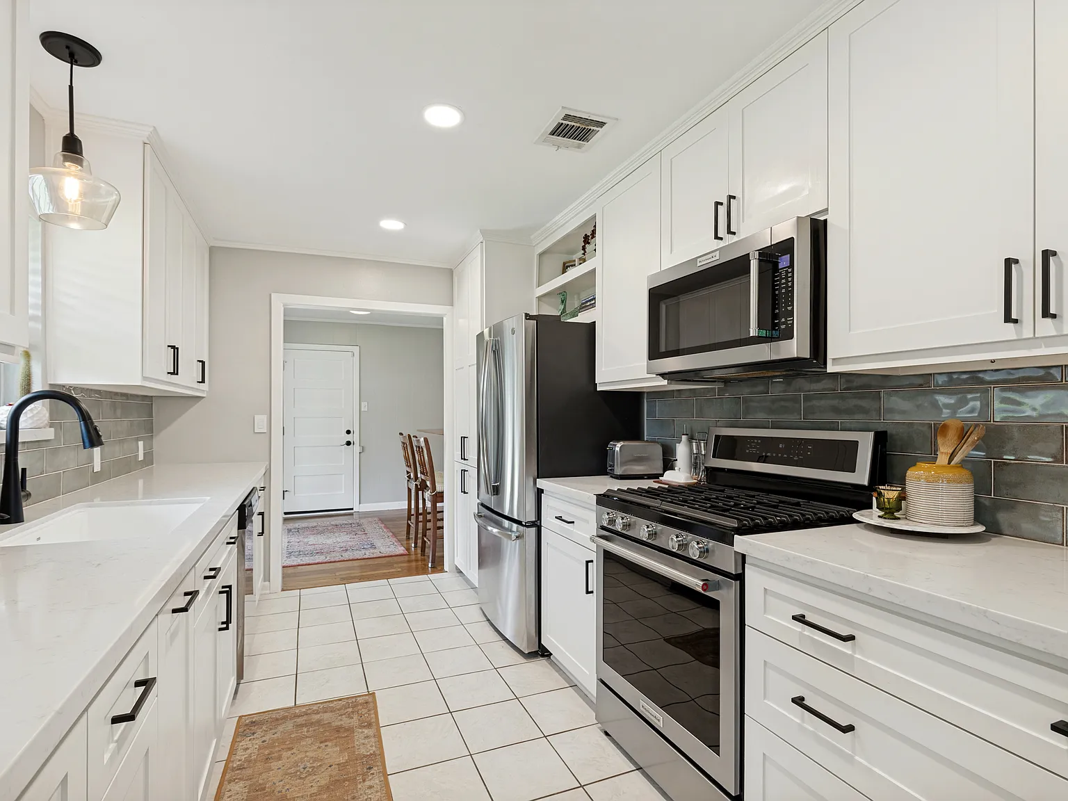 3 bed, 1710 sqft, $2,900 — Photo 2