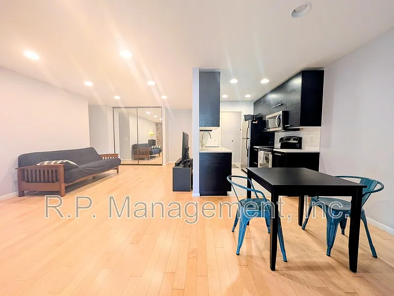 2 bed, 1.0 bath, 1060 sqft, $1,997 — Photo 3
