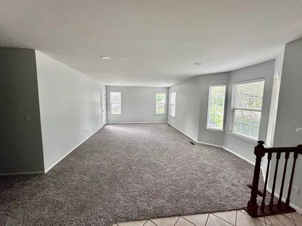 1200 Churchill Ct, Buffalo Grove, IL 60089