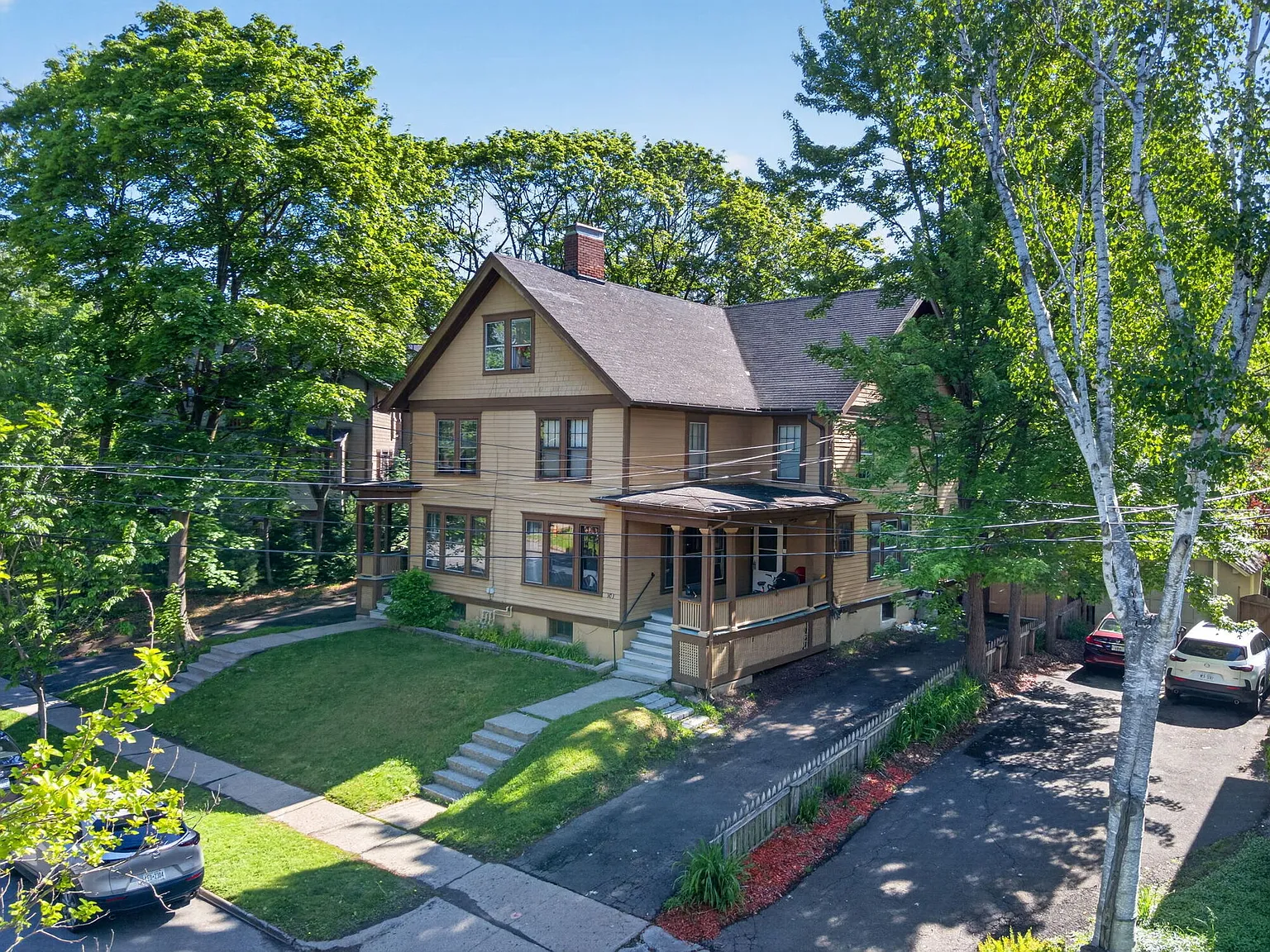 Close to campus! No car needed in quiet Cornell Heights Neighborhood — Photo 2