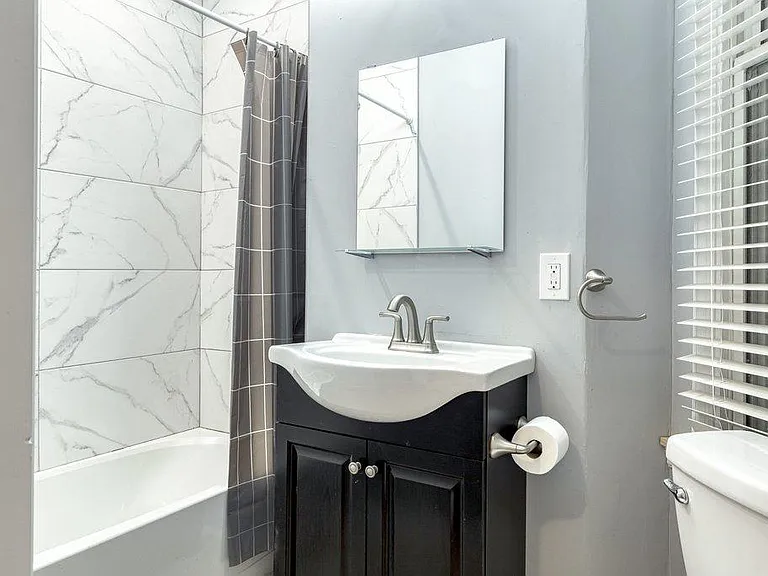 2nd floor full bathroom