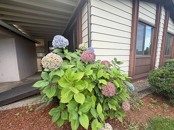 2nd image of 450 SE Lacreole Dr Unit 142