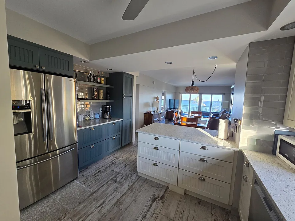 1035 Hillsboro Mile #31