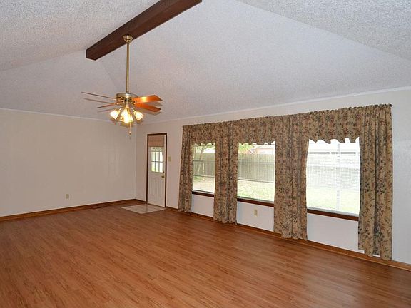 5th image of 2010 Surry Oaks Dr
