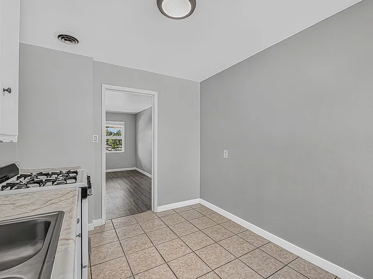 445 W 15th St — Photo 48