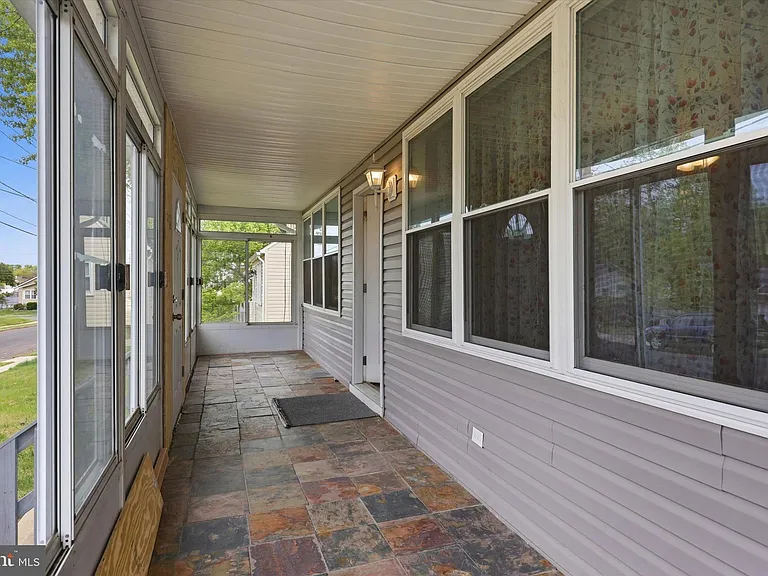 334 N Oakland Ave — Photo 3