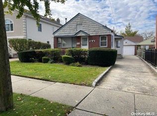 7810 266th St, Glen Oaks, NY 11004