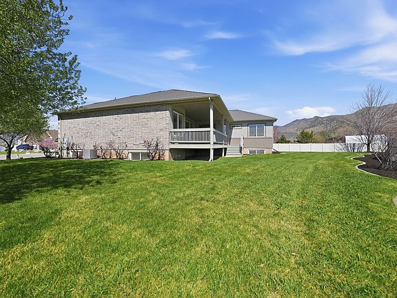 5th image of 407 W Larkspur Ln