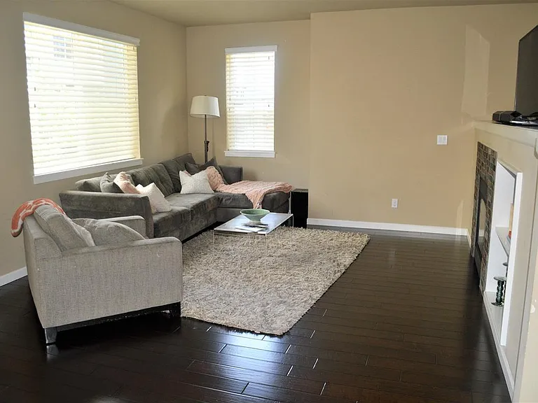 301 NE Eaton Ln — Photo 4
