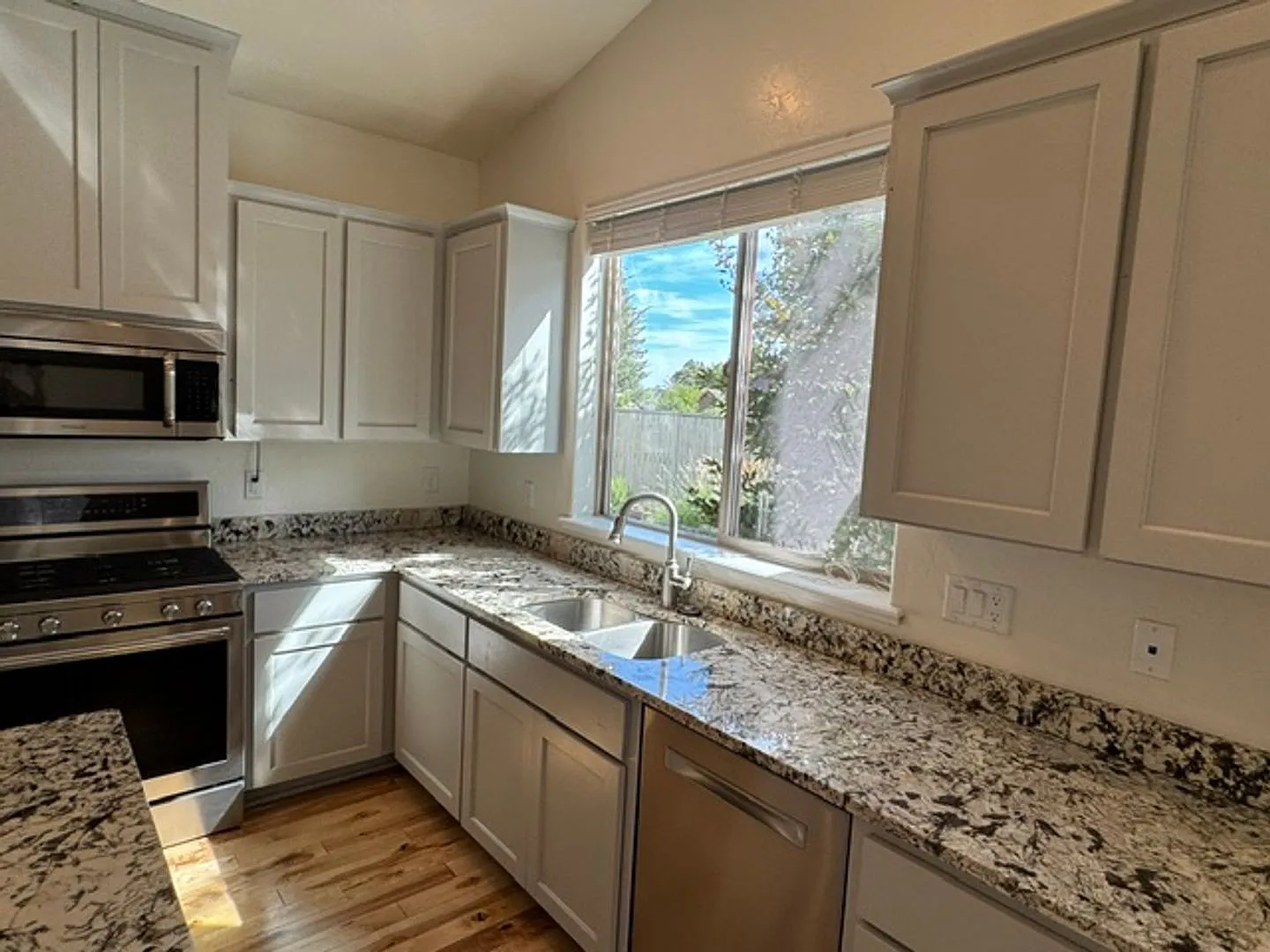 Spacious & Beautiful 3-Bedroom Home With Central A/C & Fireplace! — Photo 4