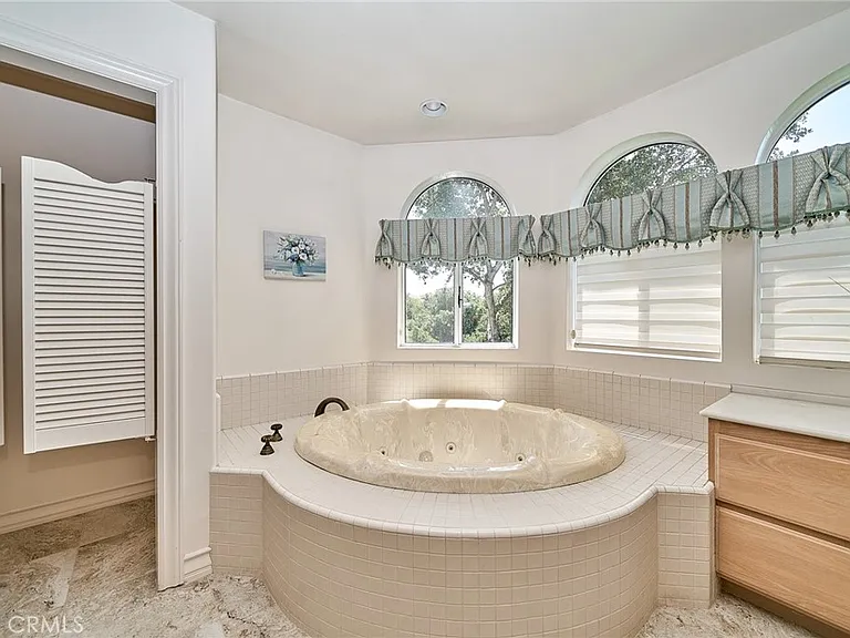 1089 Village Dr — Photo 29
