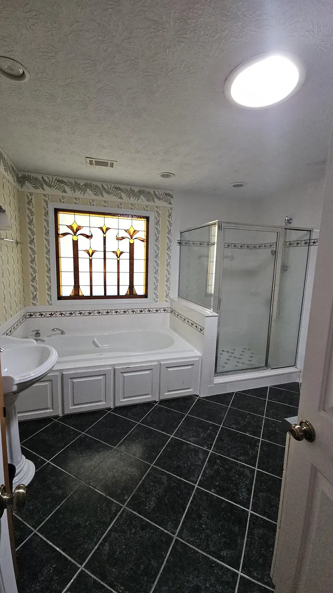 master bath w/jaccuzi tub sep shower - Azalea Ct