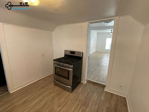 5th image of 129 W Church St