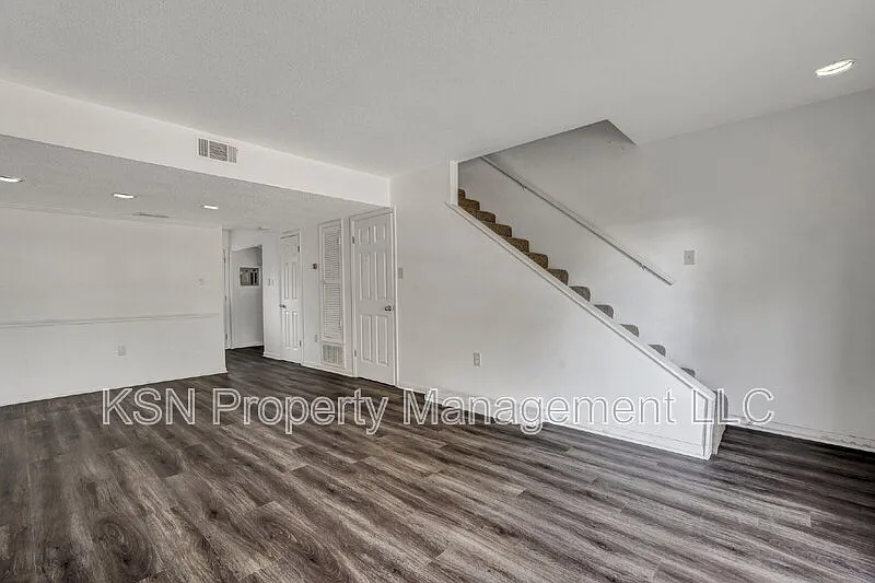 2 bed, 1.5 bath, 1102 sqft, $1,650 — Photo 4