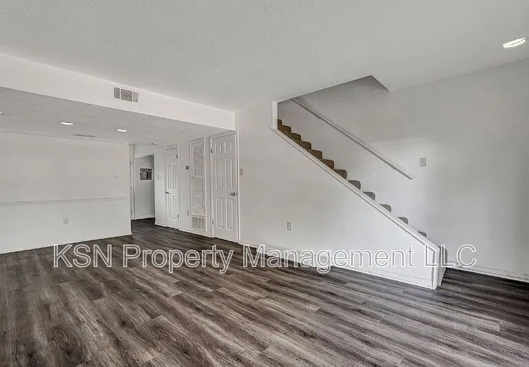 2220 E Victory Dr #24 — Photo 4