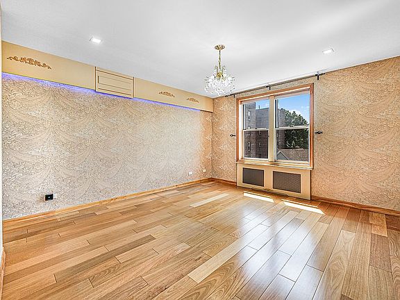 5th image of 759 E 10th St APT 5C