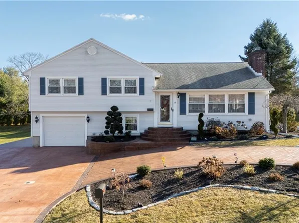 15 Whitewood Dr, Cranston, RI 02920