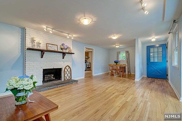 1st image of 7 Yvonne St