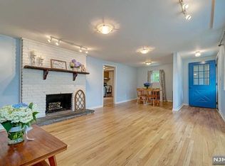 7 Yvonne St, Waldwick, NJ 07463
