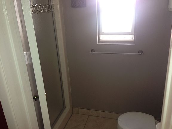 Restroom w Shower