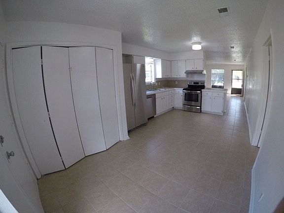 4th image of 736 Chaparral Cir