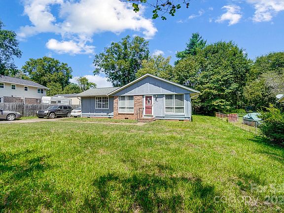 3rd image of 300 King Henry Ln