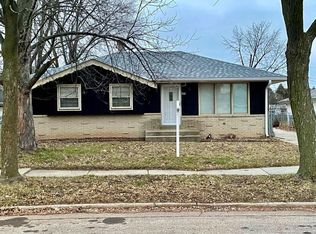 7112 W Cody Cir, Milwaukee, WI 53223