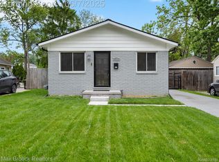94 School Ave, Clawson, MI 48017
