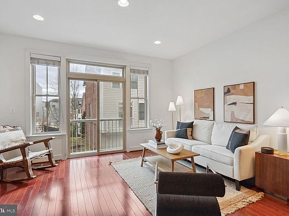 3rd image of 2551 S Kenmore Ct