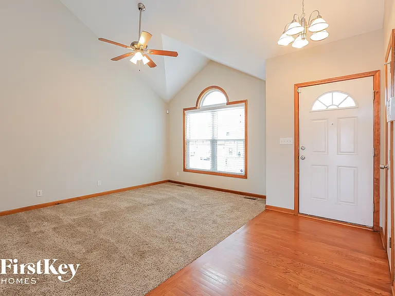 912 Madelyn Dr — Photo 3