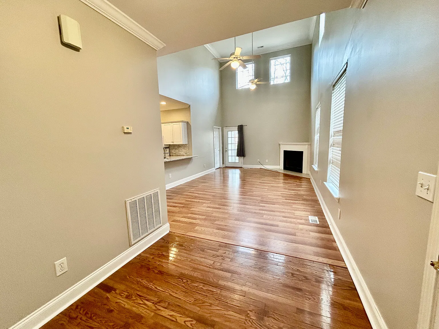 3 bed, 2.5 bath, 2100 sqft, $2,100 — Photo 3