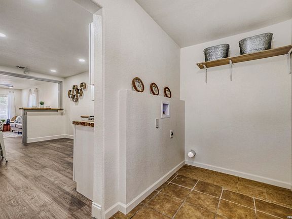 5th image of 1418 Rivas