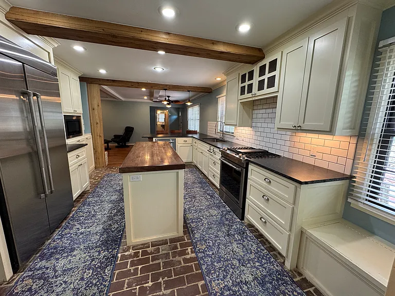 425 E Seneca St — Photo 66