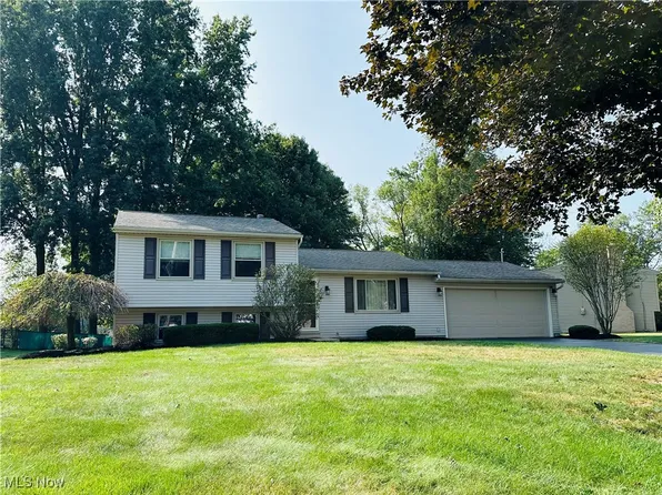 8034 Castlerock Dr NE, Warren, OH 44484