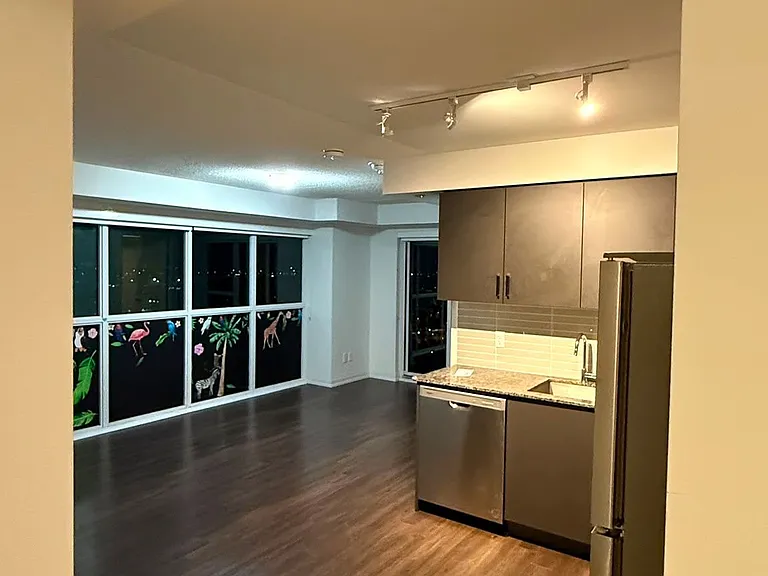 20 Meadowglen Pl #2401 — Photo 4