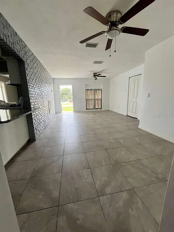 3 bed, 2.0 bath, 1000 sqft, $1,800 — Photo 3
