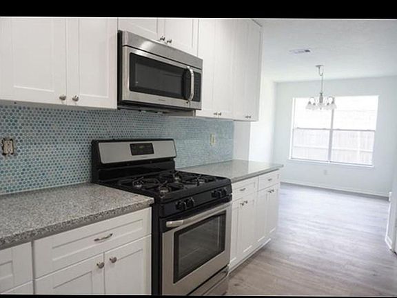 3rd image of 2826 Wood Hollow Dr