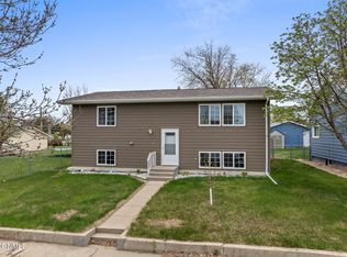 611 8th Ave W, Williston, ND 58801