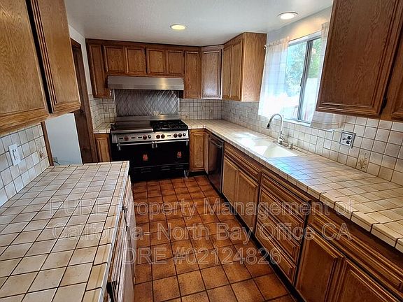 4th image of 825 Bodega Ave