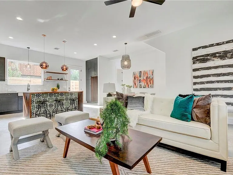 1107 Estes Ave #1 — Photo 3