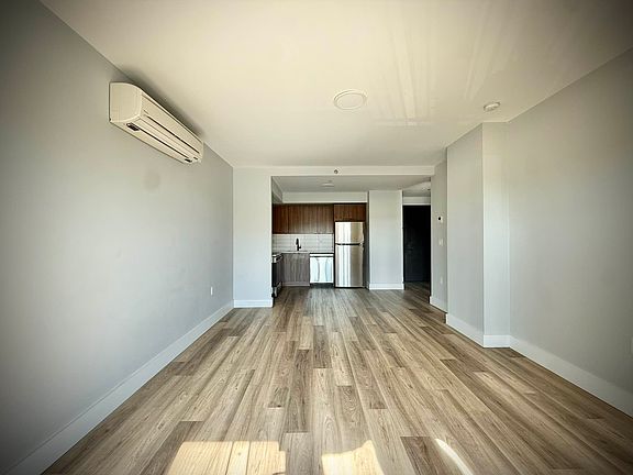 4th image of 1111 Foster Ave #5122