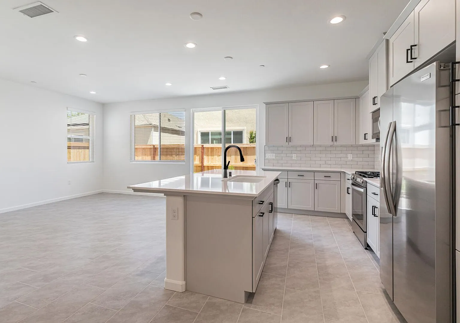 New Tesoro Viejo home with 3 bedrooms, 3 baths with solar included — Photo 4