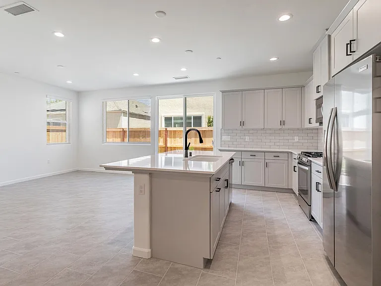 697 Philip Way — Photo 4